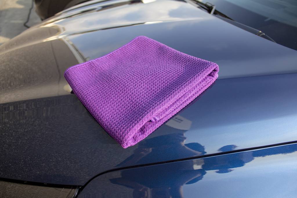 Purple embossed microfiber drying towel - 60x90cm