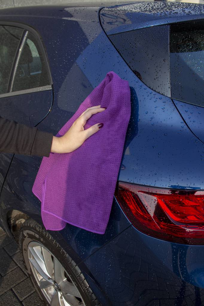 Purple embossed microfiber drying towel - 60x90cm